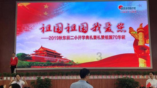 为解暑，村民在墓穴躺坐一排乘凉！为何官方不建议游客前往？